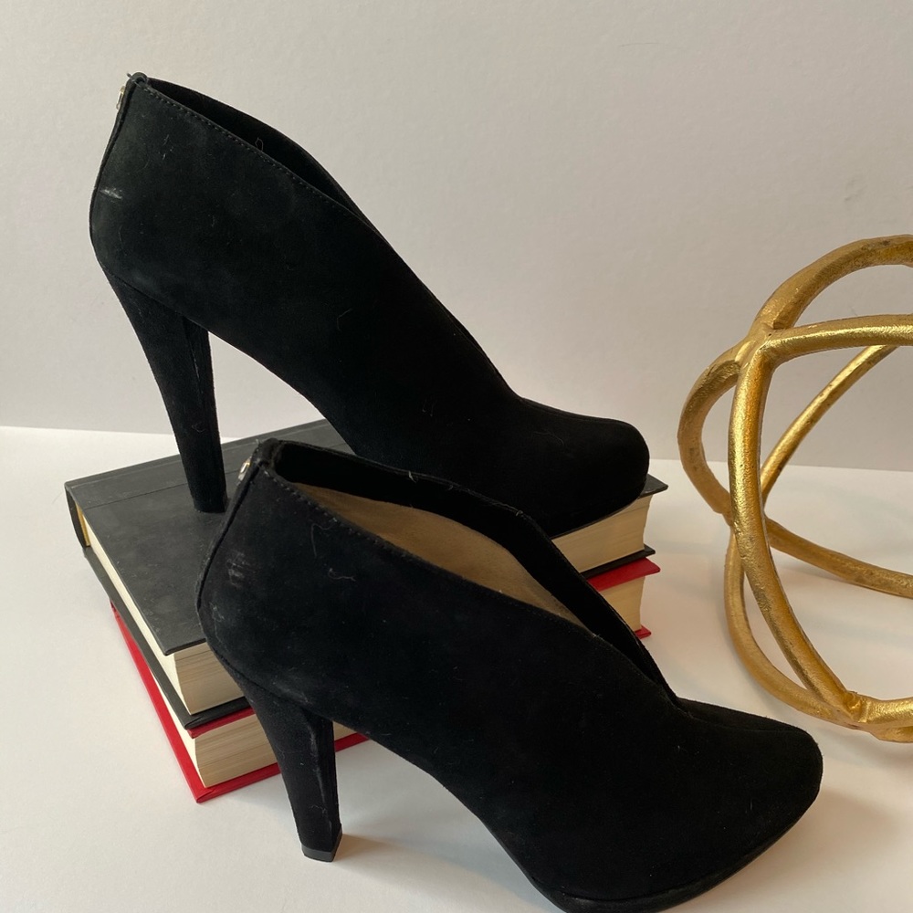 Michael Kors suede V-cut front booties, sz 7